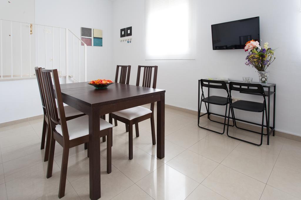 Apartamentos Diaber San Leandro Sevilla Zimmer foto