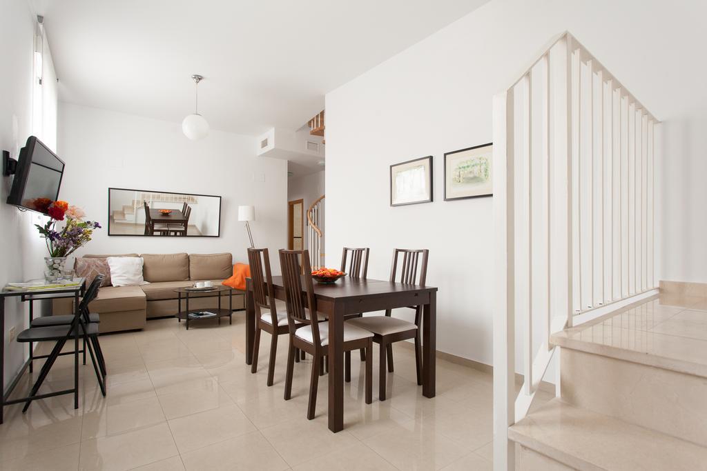 Apartamentos Diaber San Leandro Sevilla Zimmer foto